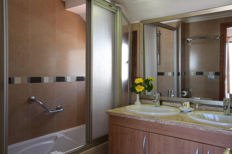 Bathroom 3, The Suites at Beverly Hills, Santa Cruz de Tenerife