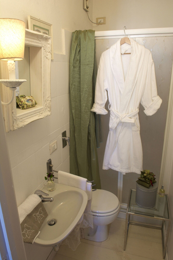 Bathroom 5, Le Stanze del Cardinale, Pavia