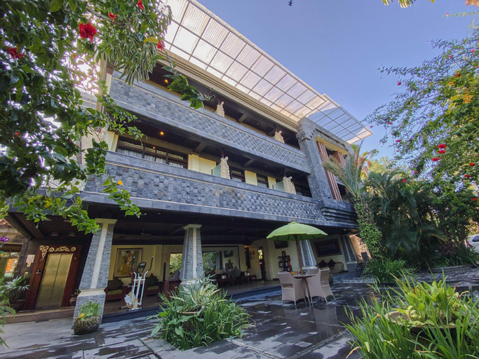 Exterior & Views