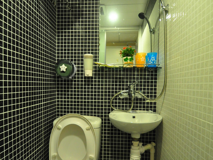 Bathroom 5, Lyton House, Kowloon