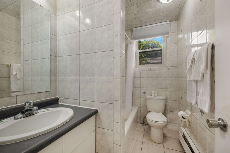 Bathroom 3, Knights Inn Burlington, ON, Halton