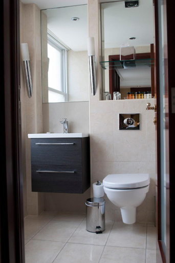 Bathroom 4, Hotel Moonlight, London