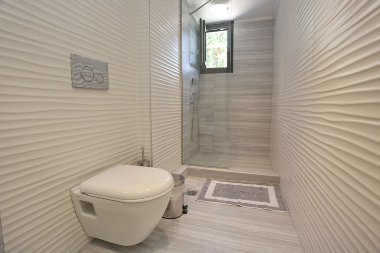 Bathroom 5, Blue Avenue, Central Macedonia