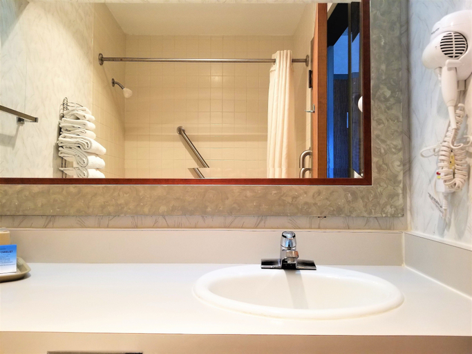 Bathroom 4, Abby Inn, Marathon