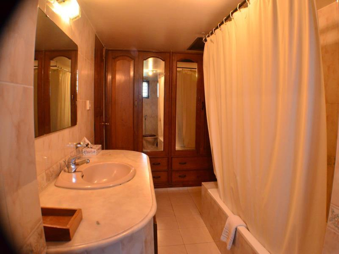 Bathroom 4, Amazon Lilly Lake View Residence, Dhaka