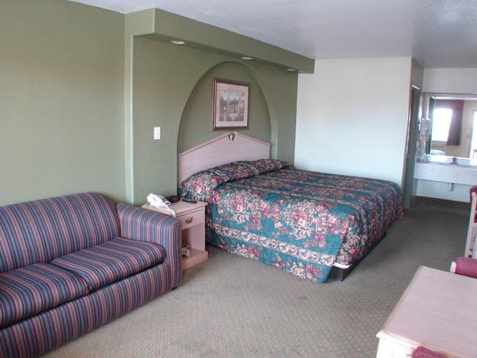 Bedroom 2, Budget Inn, Bexar