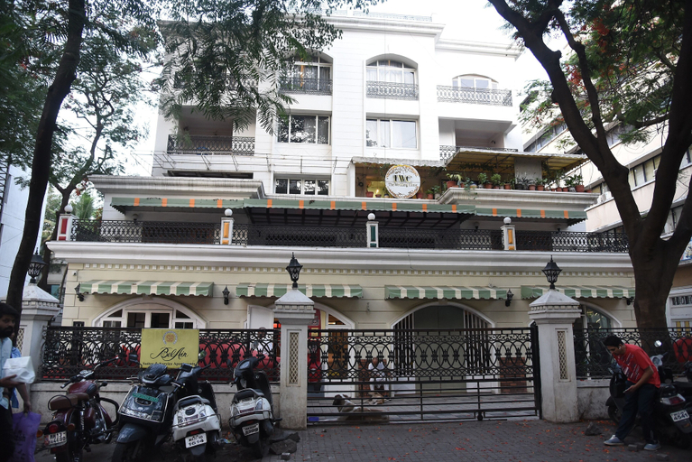 Exterior & Views