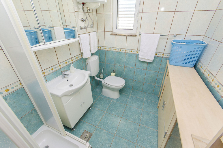 Bathroom 3, Apartments Rose, Sućuraj