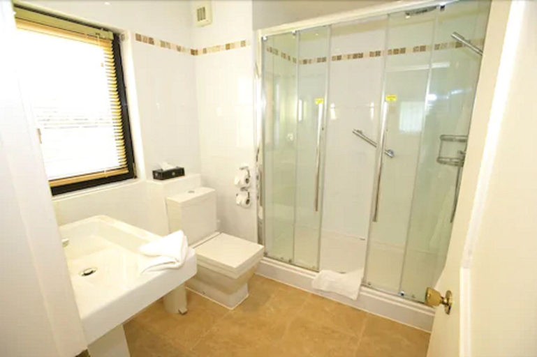 Bathroom 3, Forest Hills Hotel & Country Club, Cheshire West and Chester