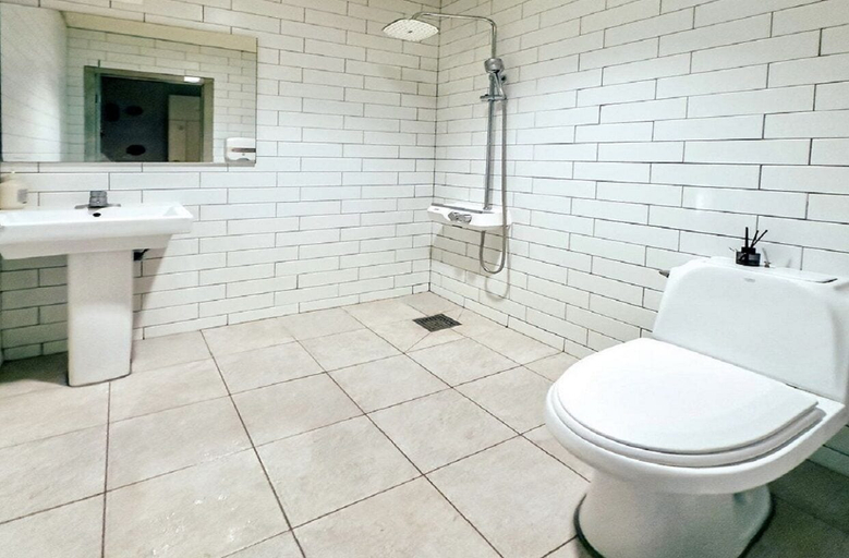 Bathroom 4, Linden Guest House, Jeju
