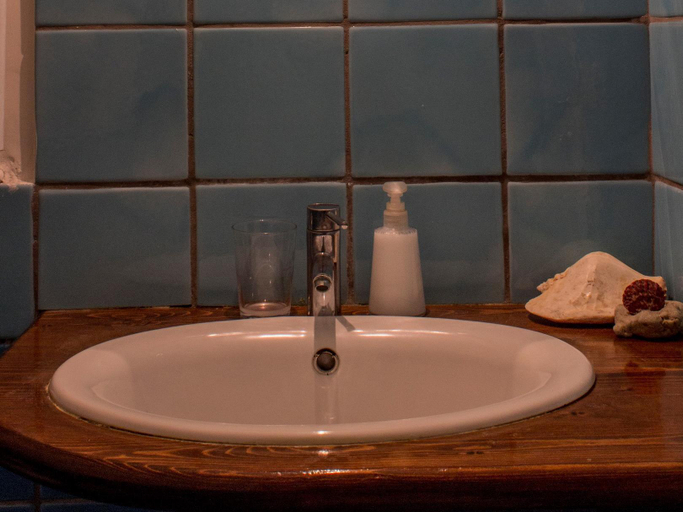 Bathroom 3, diLetto a Napoli, Napoli