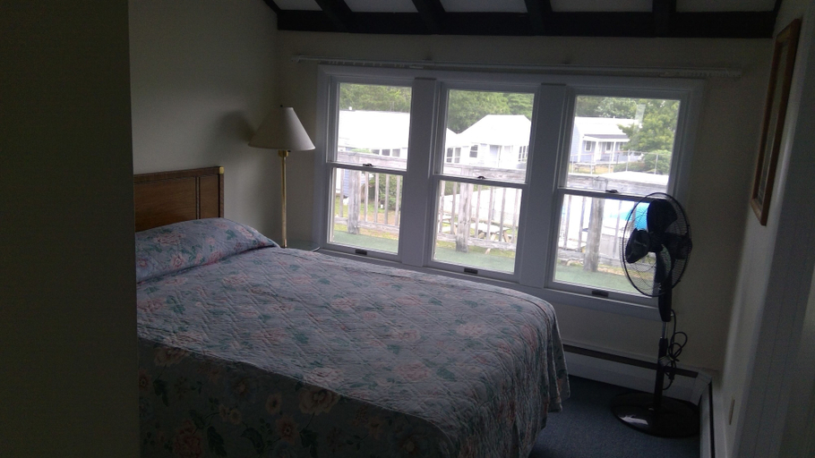 Bedroom 2, Village Green Motel, Barnstable