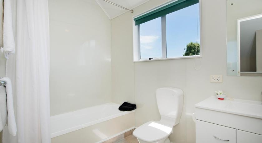 Bathroom 3, Waimarie on Riverside Motel & Apartments, Nelson