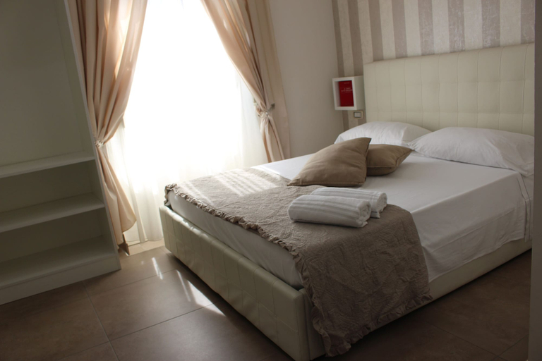 Bedroom 3, Philip Royal, Napoli