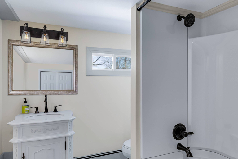 Bathroom 3, Riverside Charm, Carroll