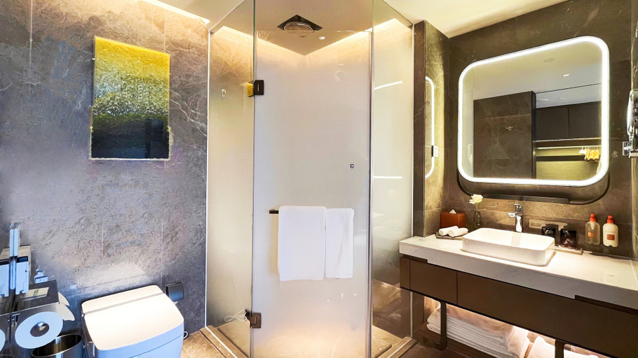 Bathroom 2, Crowne Plaza HOHHOT CITY CENTER by IHG, Hohhot