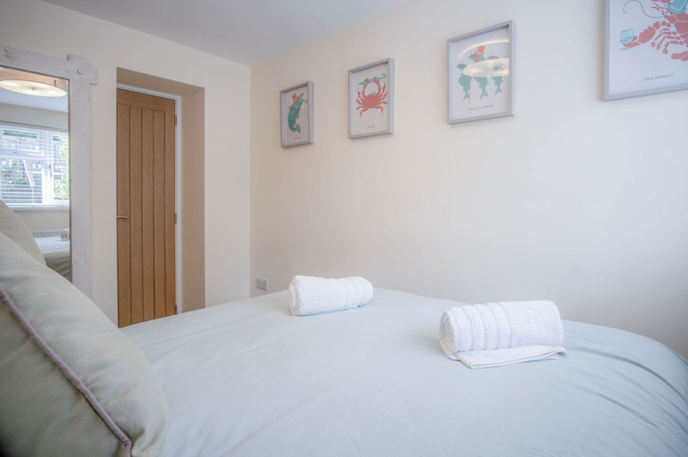 Bedroom 2, Myrtle - 1 Bedroom Apartment - Saundersfoot, Pembrokeshire