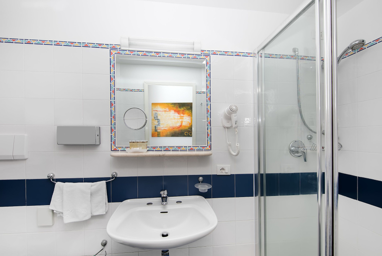 Bathroom 4, Hotel La Pensione Svizzera, Messina