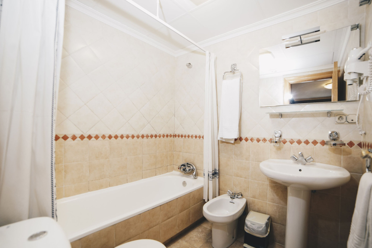 Bathroom 4, Hostal Los Gavilanes 2, Toledo