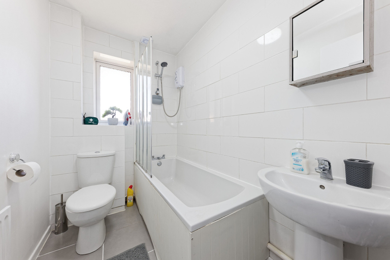 Bathroom, Lovely 2-bed House in Kent - Parking Available, Kent