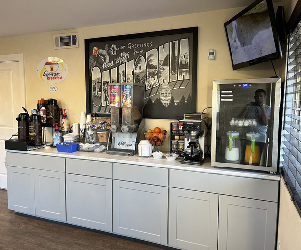 Food & Drinks 5, Super 8 by Wyndham Red Bluff, Tehama
