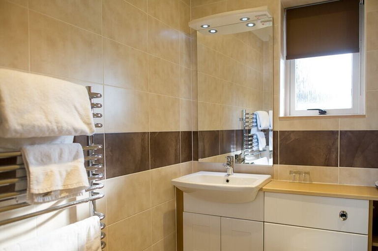 Bathroom 4, The White Horse Inn, Suffolk