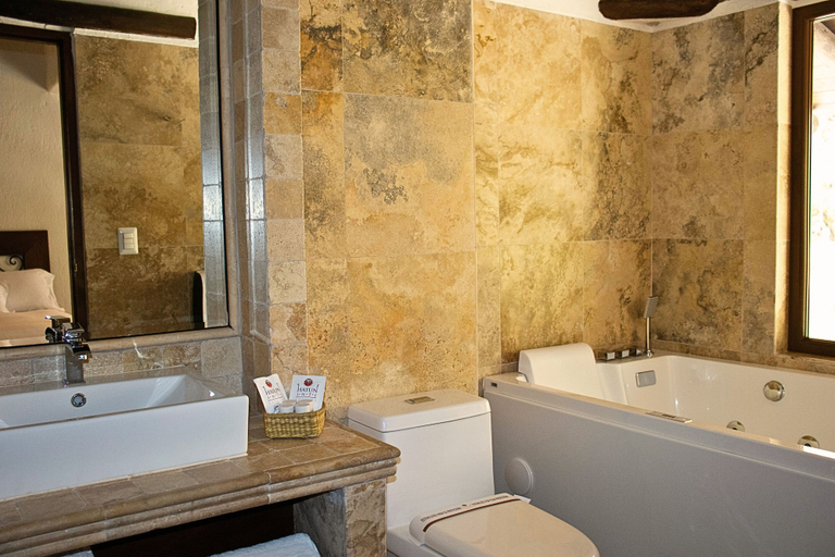 Bathroom 3, Imperio de los Incas 606, Urubamba