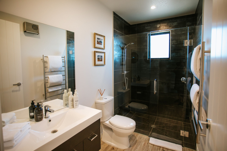 Bathroom 3, Minaret Ridge - Family friendly, Queenstown-Lakes