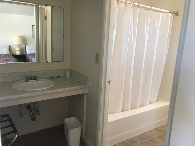 Bathroom 3, 66 Motel, Navajo