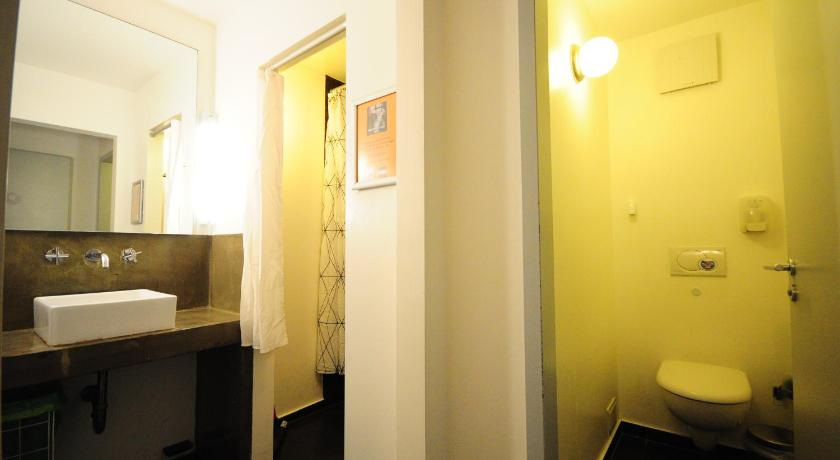 Bedroom 4, Five Elements Hostel, Frankfurt am Main