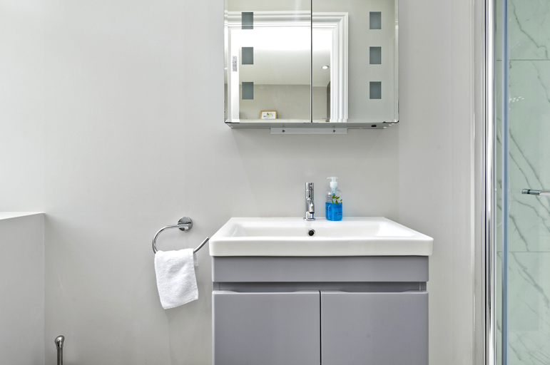 Bathroom 4, Charming Home With Patio Close to Wimbledon Park by Underthedoormat, London