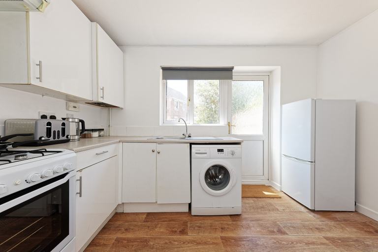 Others 5, Lovely 2-bed House in Kent - Parking Available, Kent