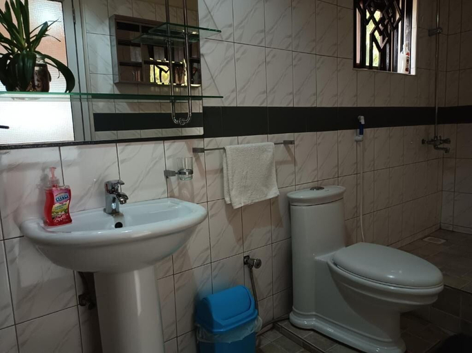 Bathroom 4, Aivilo Home, Entebbe