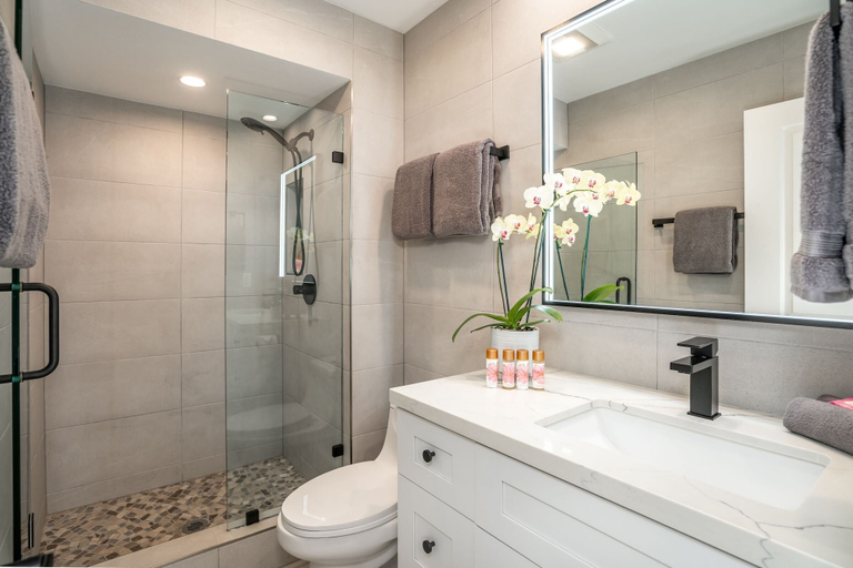 Bathroom 3, Upscale Oceanfront Penthouse Vistas, Maui