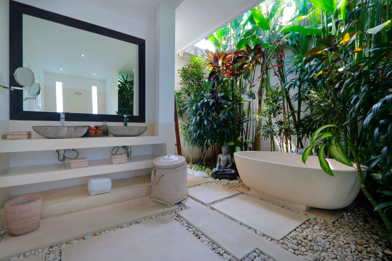 Bathroom 3, Elegant Private Villa, 3 BR, Seminyak With Staff, Badung