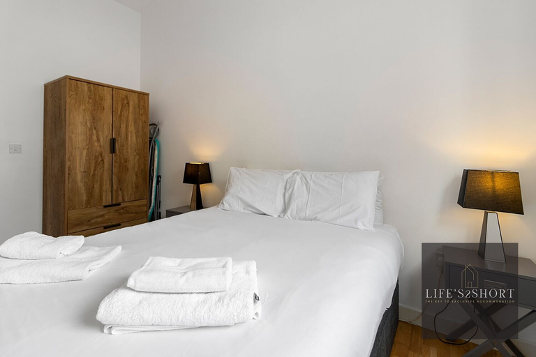 Bedroom 2, City Centre Spacious Apartment, Devon