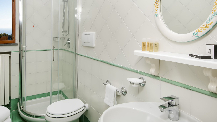 Bathroom 3, Villa Amiela, Napoli