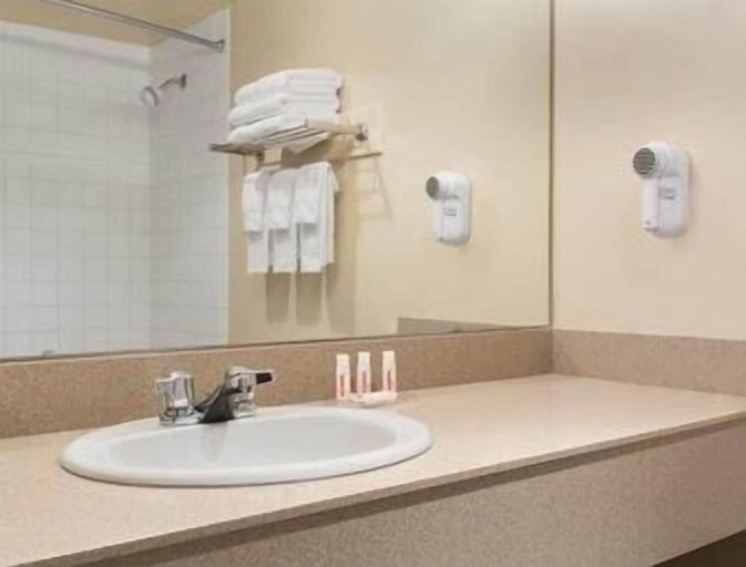 Bathroom 4, Days Inn by Wyndham Stephenville, Division No. 4