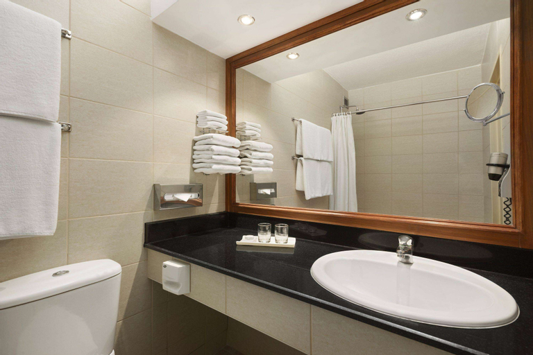 Bedroom 5, Ramada by Wyndham Bahrain, Manama