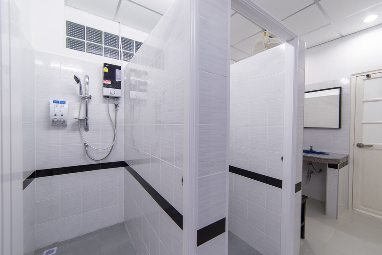 Bathroom 4, Napa Hostel Samrong Station, Muang Samut Prakan