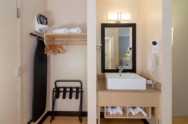 Bathroom 3, Red Roof PLUS+ Miami Airport, Miami-Dade
