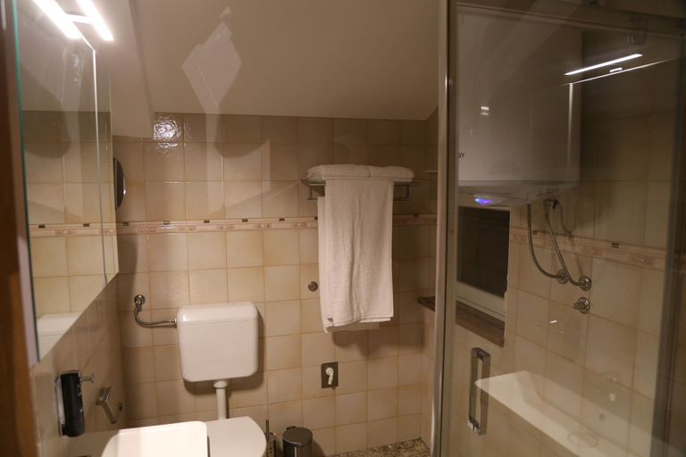 Bathroom 4, mk | apartments nin, Nin