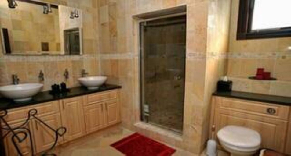 Bathroom, Maison de La Mer
