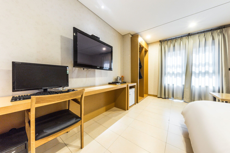 Bedroom 13