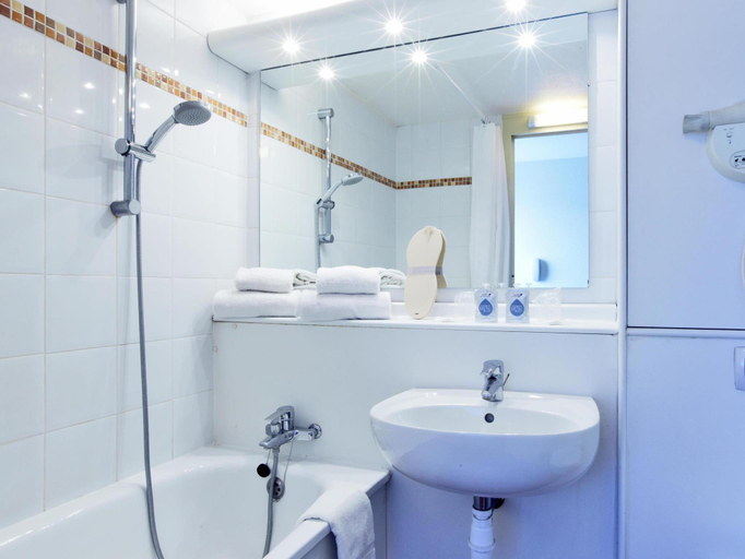 Bathroom, Kyriad Geneve - Saint Genis Pouilly, Ain