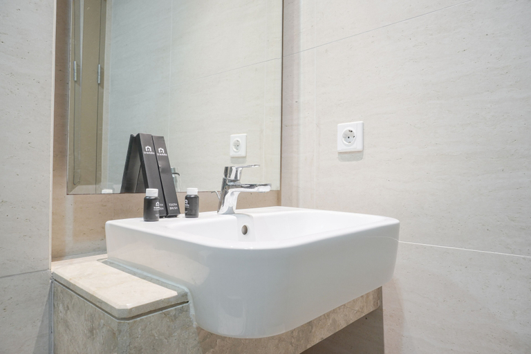 Bathroom 2, Fancy Designed Studio At Gold Coast Apartment, North Jakarta
