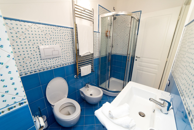 Bathroom 5, Palazzo Gargano, Salerno