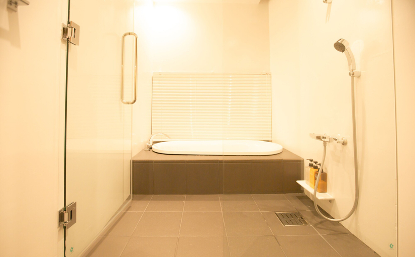 Bathroom 4, The:MOVES-Musée Villa-, Nakijin