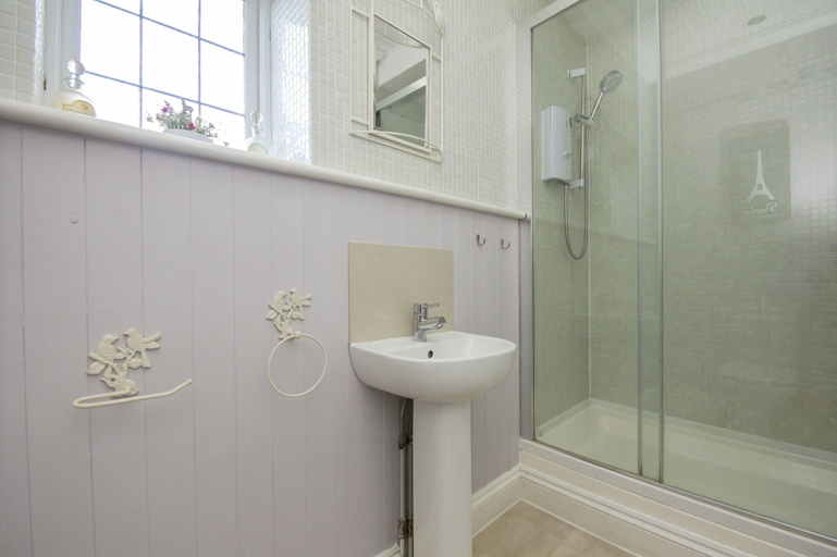 Bathroom 3, Little Paris Parking by Brighton Holiday Lets, Brighton and Hove