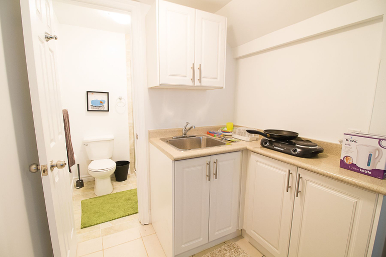 Others 5, Studio Apartment near Kensington Market – Unit 3, Toronto